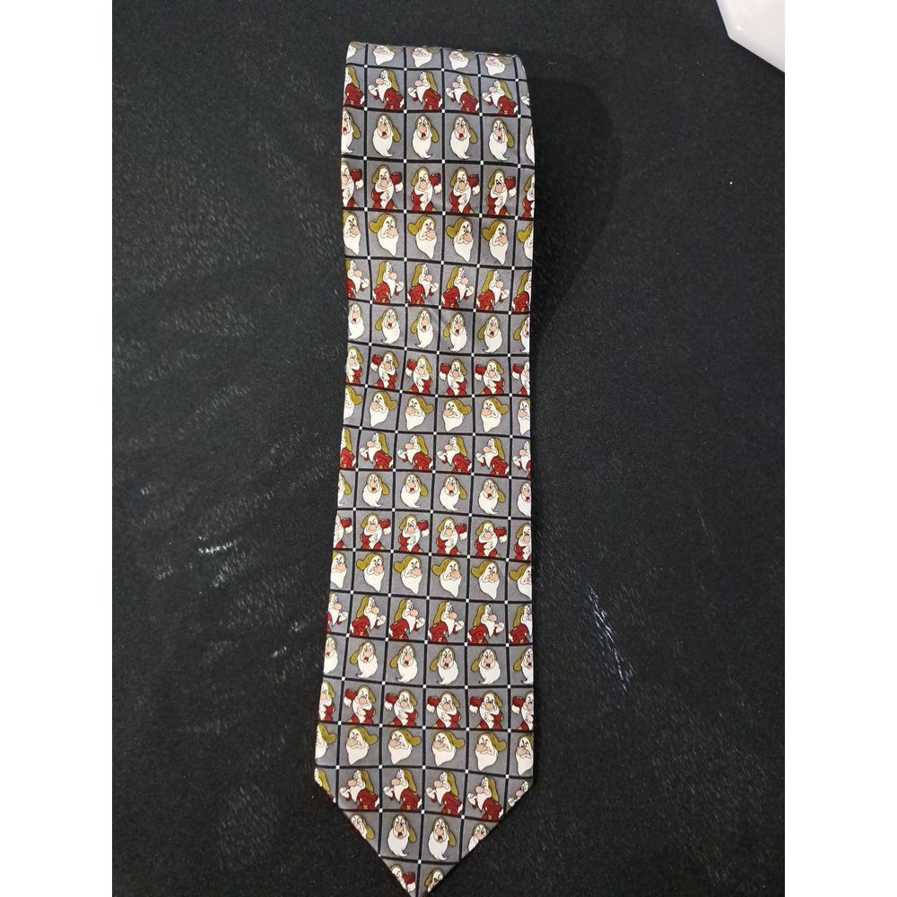 NWT‎ DISNEY CHARCOAL MULTICOLOR DWARFS CHARACTERS SILK NECKTIE TIE AP3022C